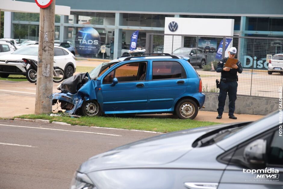 Motorista bate em poste na avenida Afonso Pena