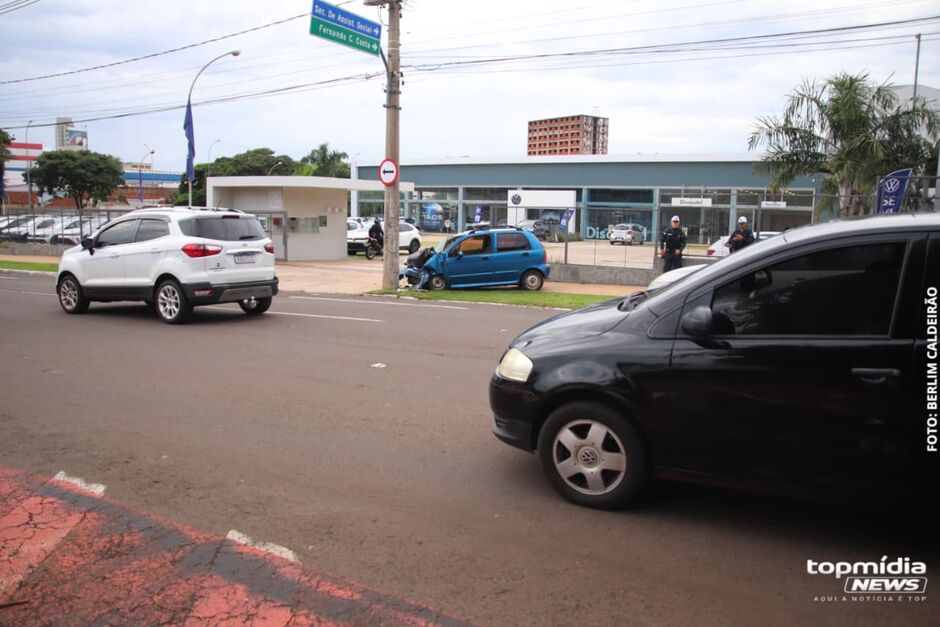 Motorista bate em poste na avenida Afonso Pena