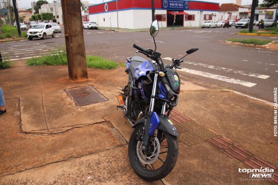 Motociclsta e garupa s&atilde;o atingidos por Fiat Mob na Rua !4 de Julho