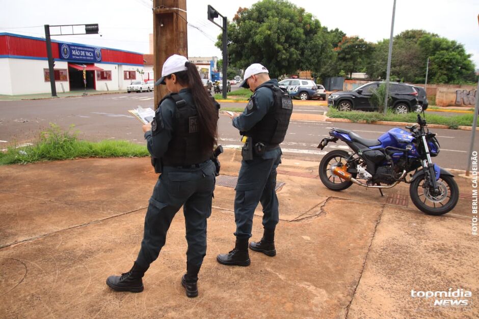 Motociclsta e garupa s&atilde;o atingidos por Fiat Mob na Rua !4 de Julho