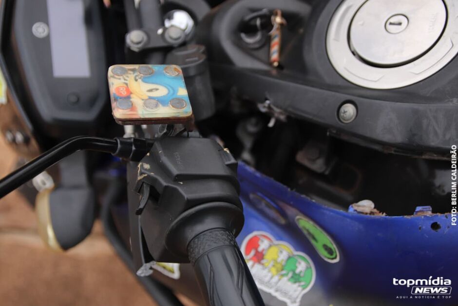 Motociclsta e garupa s&atilde;o atingidos por Fiat Mob na Rua !4 de Julho