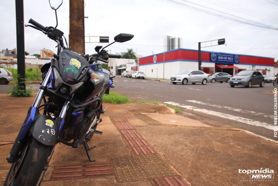 Motociclsta e garupa s&atilde;o atingidos por Fiat Mob na Rua !4 de Julho