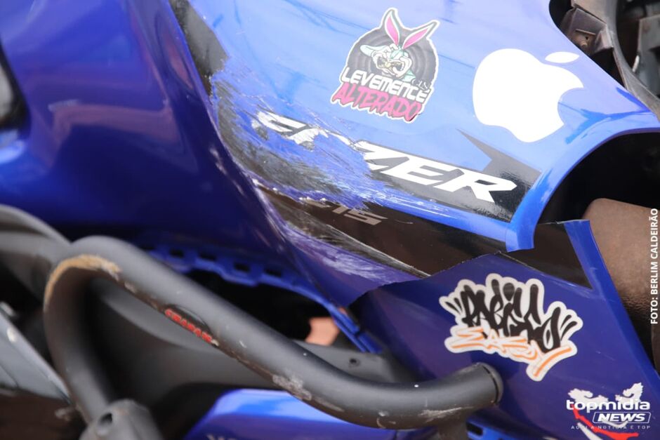 Motociclsta e garupa s&atilde;o atingidos por Fiat Mob na Rua !4 de Julho