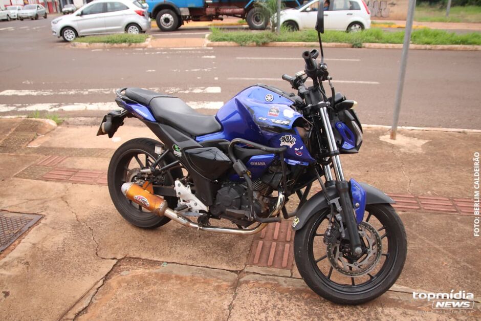 Motociclsta e garupa s&atilde;o atingidos por Fiat Mob na Rua !4 de Julho