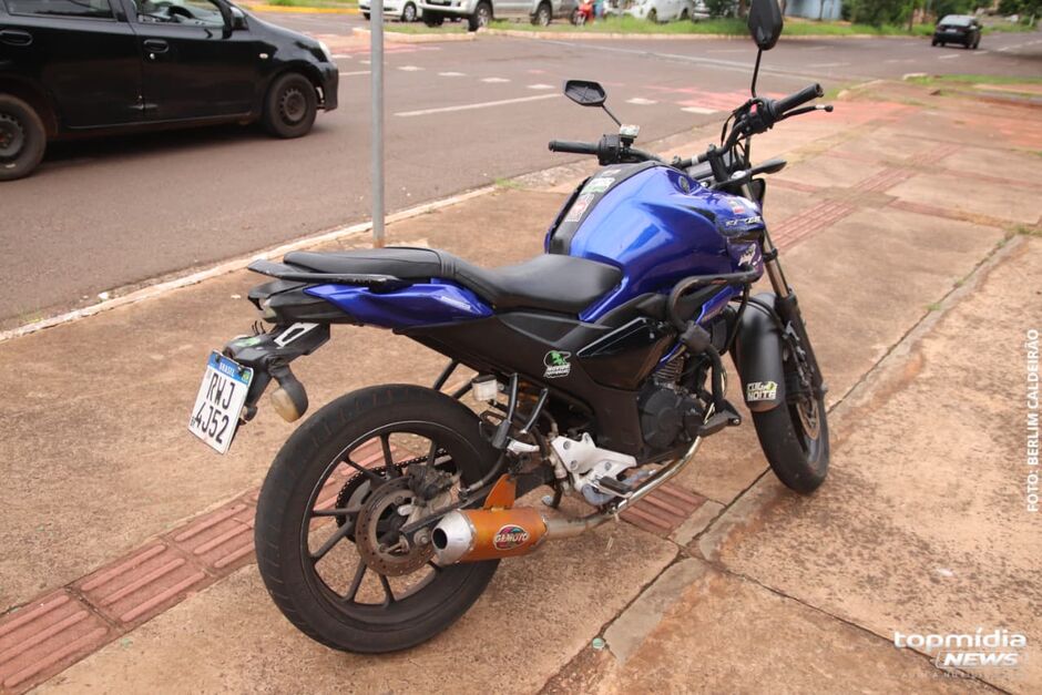 Motociclsta e garupa s&atilde;o atingidos por Fiat Mob na Rua !4 de Julho
