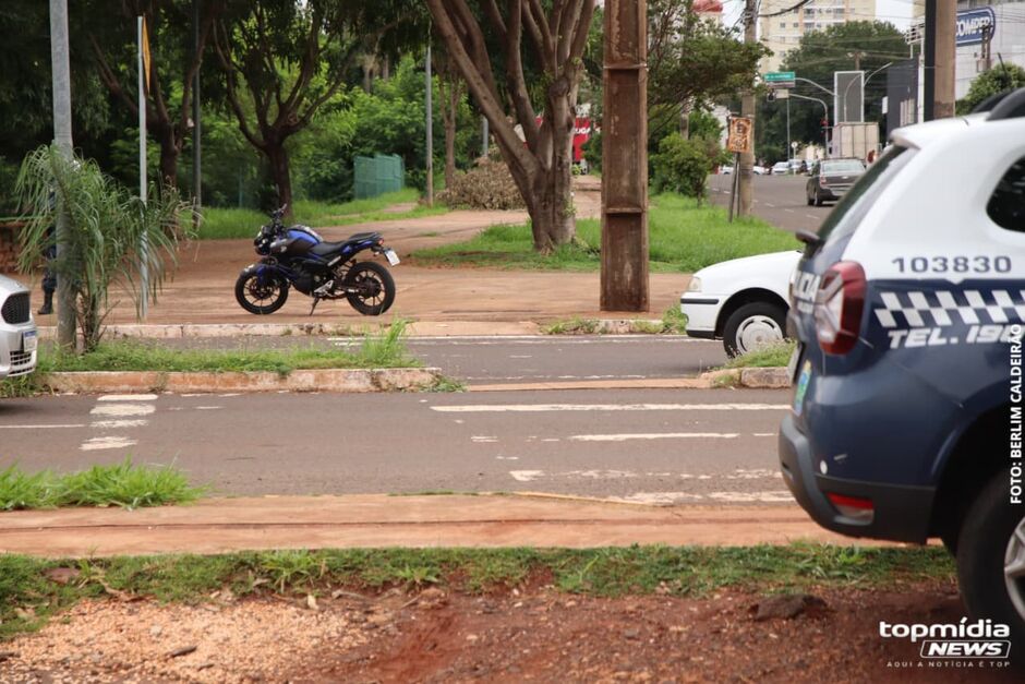 Motociclsta e garupa s&atilde;o atingidos por Fiat Mob na Rua !4 de Julho