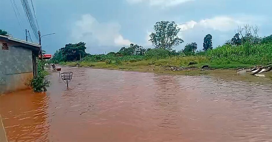 Prefeitura gasta R$10 milh&otilde;es em constru&ccedil;&atilde;o de poliesportivo, mas ignora as necessidades b&aacute;sicas dos moradores do bairro Santa Em&iacute;lia
