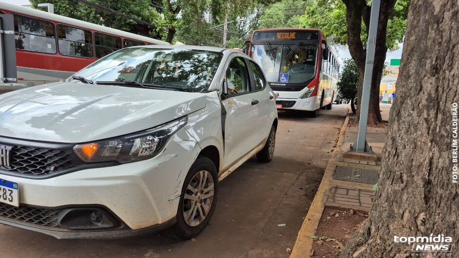 Motorista de aplicativo invade corredor de &ocirc;nibus e causa acidente na Rua Rui Barbosa