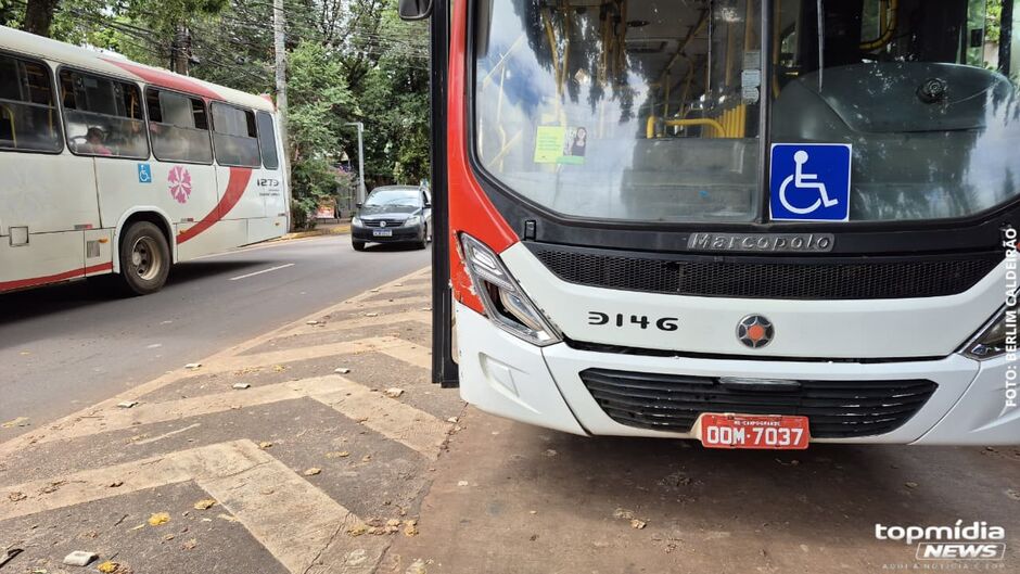 Motorista de aplicativo invade corredor de &ocirc;nibus e causa acidente na Rua Rui Barbosa