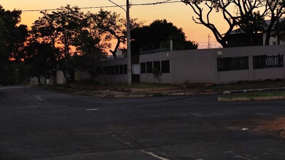 Moradores enfrentam o medo de passar pela Rua Manoel Garcia de Souza &agrave; noite por causa da escurid&atilde;o 