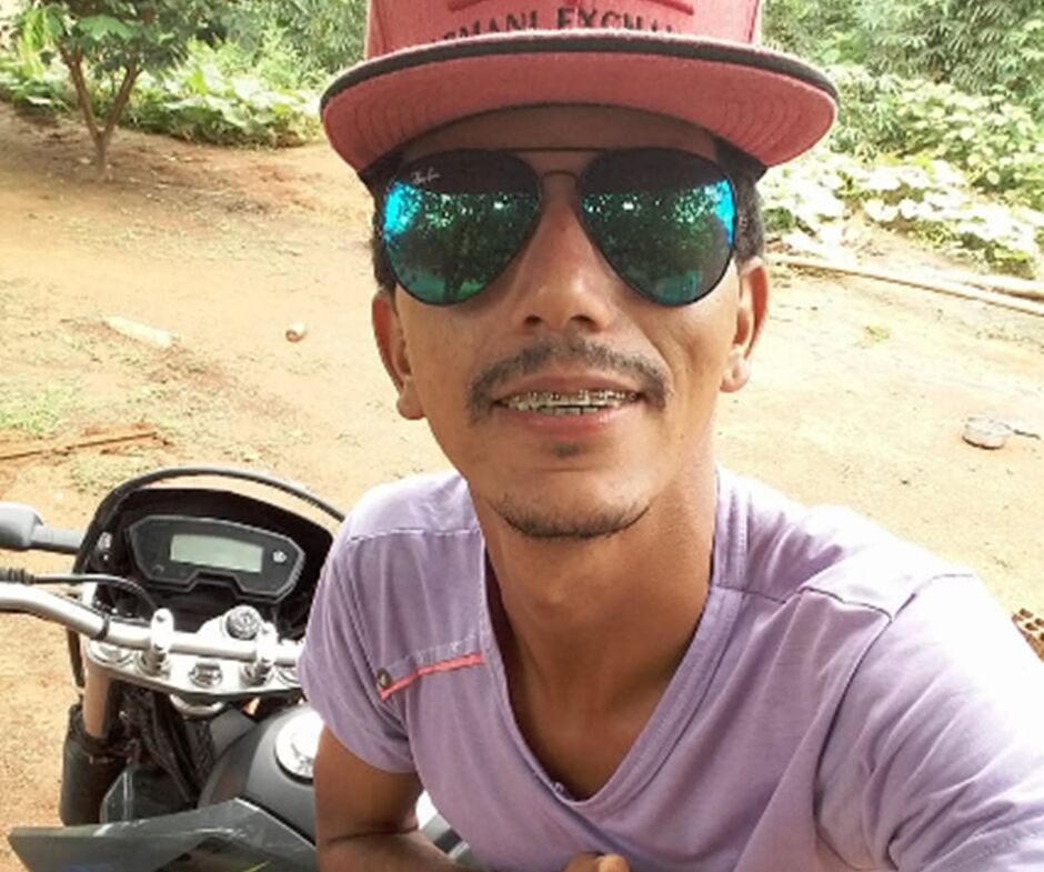 Jovem foi executado dentro da casa de um amigo 