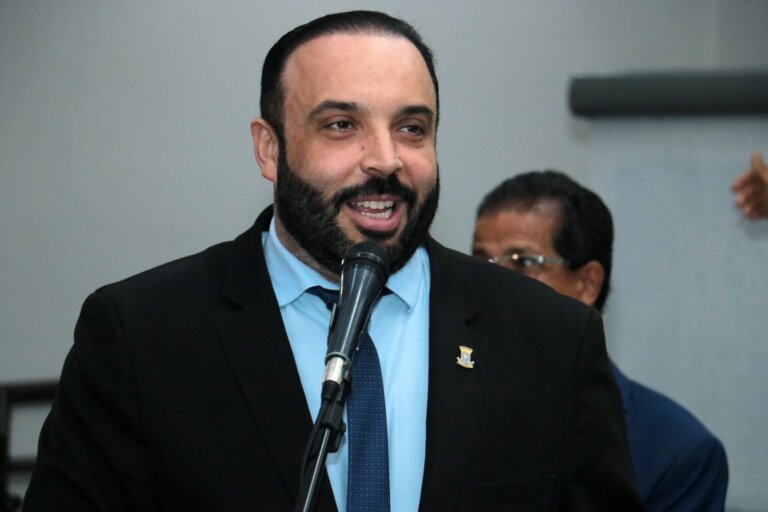 O &nbsp;vereador Professor Juari foi respons&aacute;vel pelo texto da proposta 
