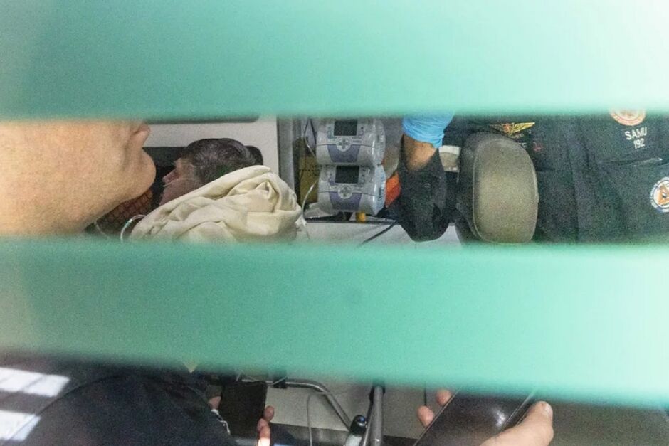 Bolsonaro sendo levado ao hospital