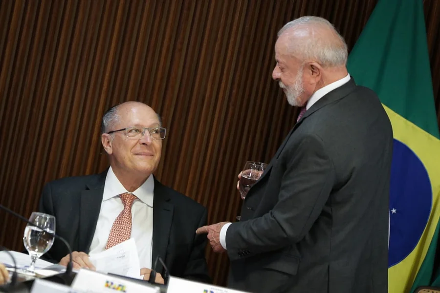 Lula e Alkimin durante reuni&atilde;o ministerial com auxiliares que v&atilde;o deixar o governo nos pr&oacute;ximos dias