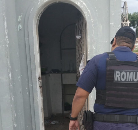 Outras capelas tamb&eacute;m aparentar estar sendo usadas com abrigo 