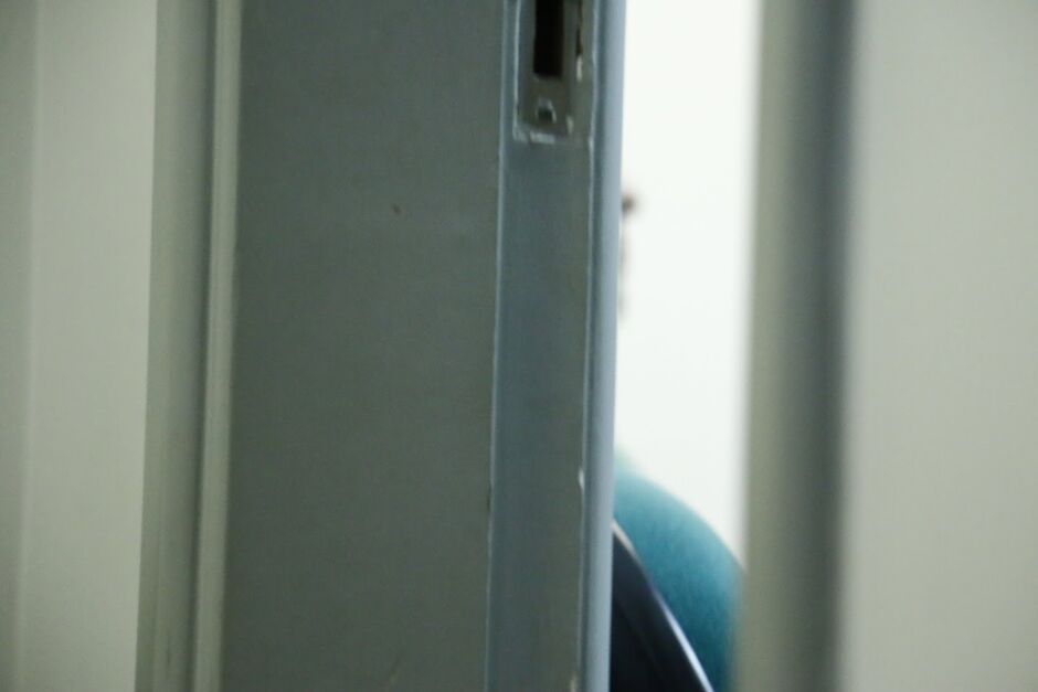 Homem &eacute; preso por danificar im&oacute;vel de ex na Mata do Jacinto