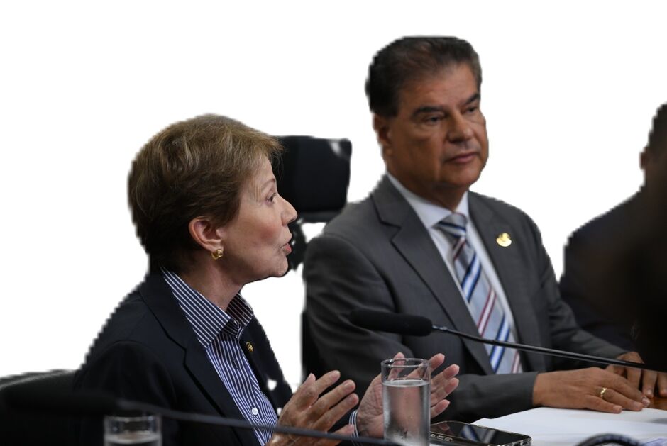 Dois dos tr&ecirc;s senadores de MS querem CPI