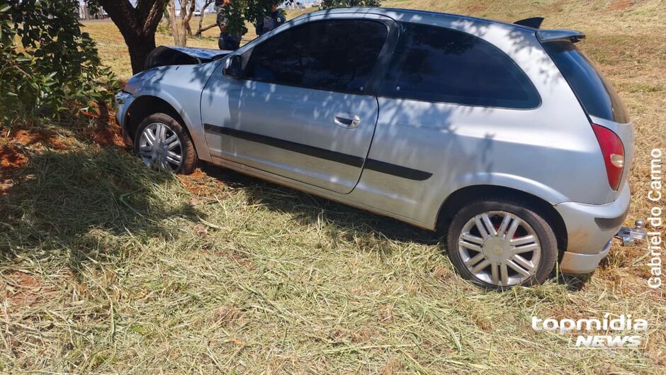 Ve&iacute;culo teve a frente completamnete deteriorada com a for&ccedil;a da batida 