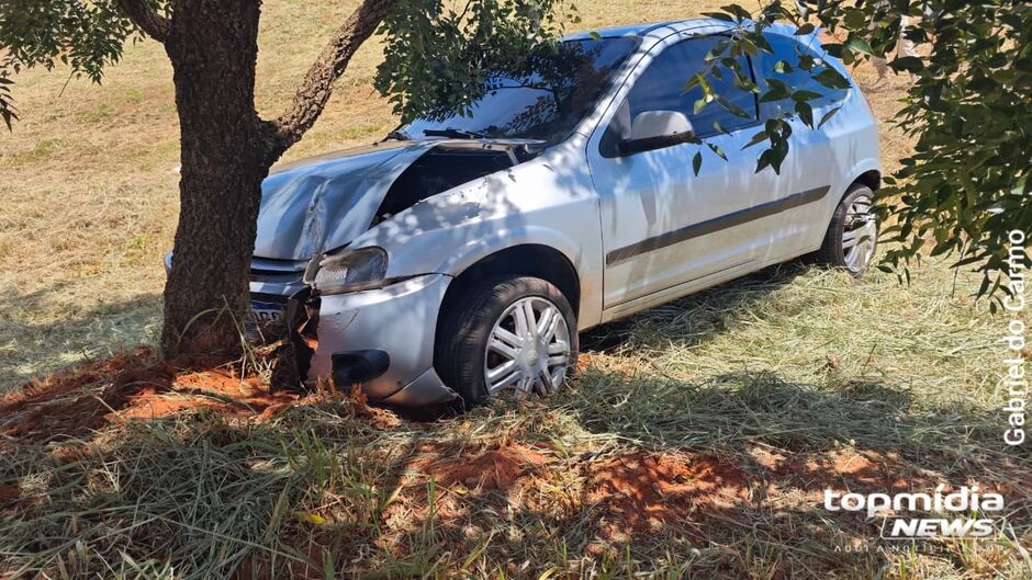 Ve&iacute;culo teve a frente completamnete deteriorada com a for&ccedil;a da batida 