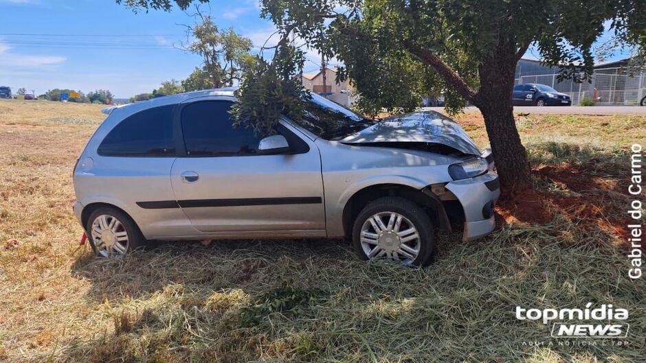 Ve&iacute;culo teve a frente completamnete deteriorada com a for&ccedil;a da batida 