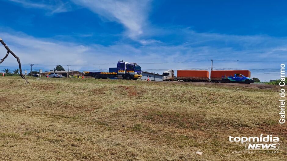 Ve&iacute;culo teve a frente completamnete deteriorada com a for&ccedil;a da batida 