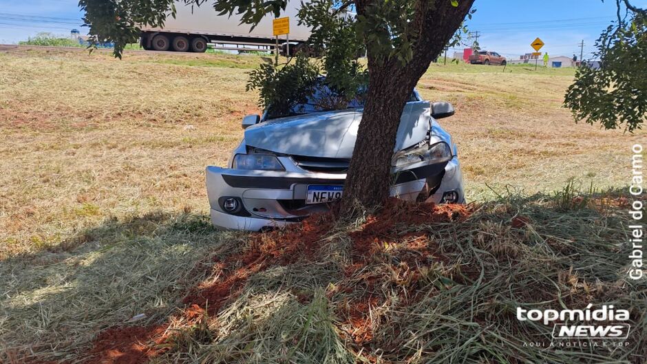 Ve&iacute;culo teve a frente completamnete deteriorada com a for&ccedil;a da batida 