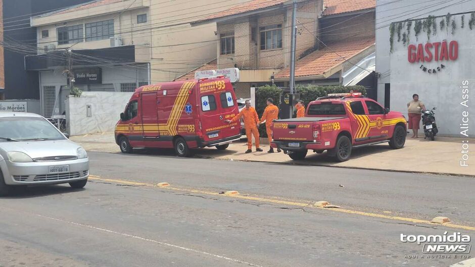Motociclista cai e se machuca ap&oacute;s deviar de carro na Rua Joaquim Murtinho 