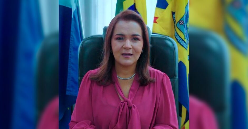 Adriane veste rosa para destacar a imagem de mulher perseguida na pol&iacute;tica