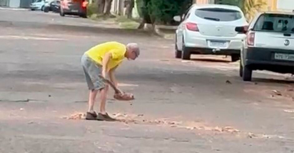 Idoso tapa buracos da rua Br&aacute;s Cubas em Campo Grande 