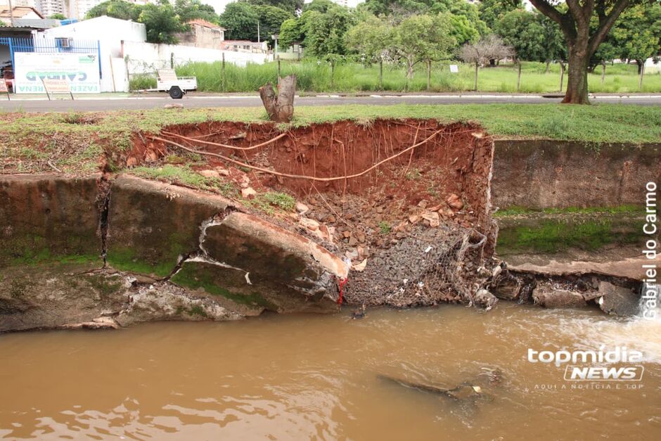 Parede de conten&ccedil;&atilde;o do c&oacute;rrego desmoronou e motoristas se preocupam com a situa&ccedil;&atilde;o 