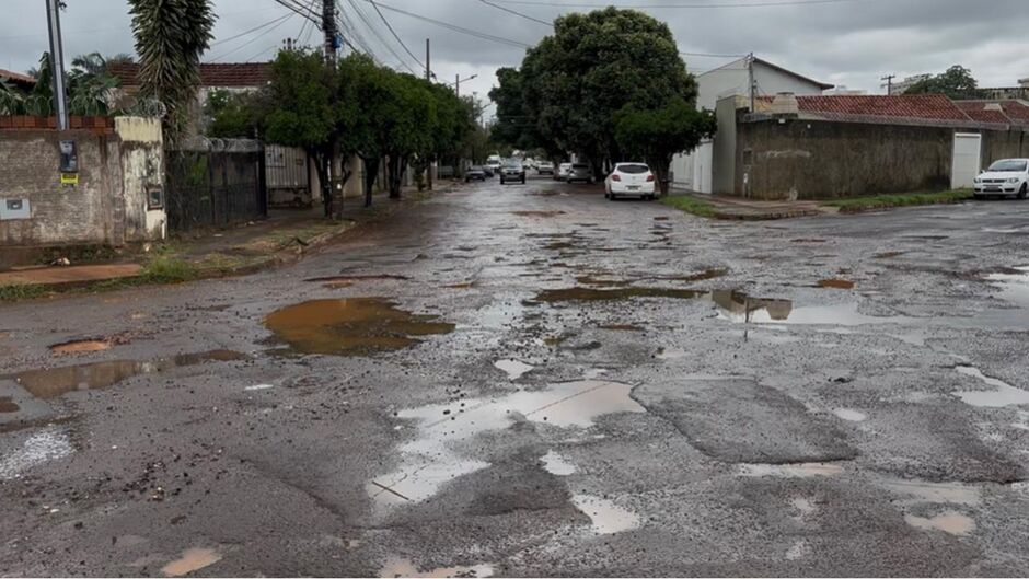 Motoristas precisam passar na contram&atilde;o para desviar dos buracos