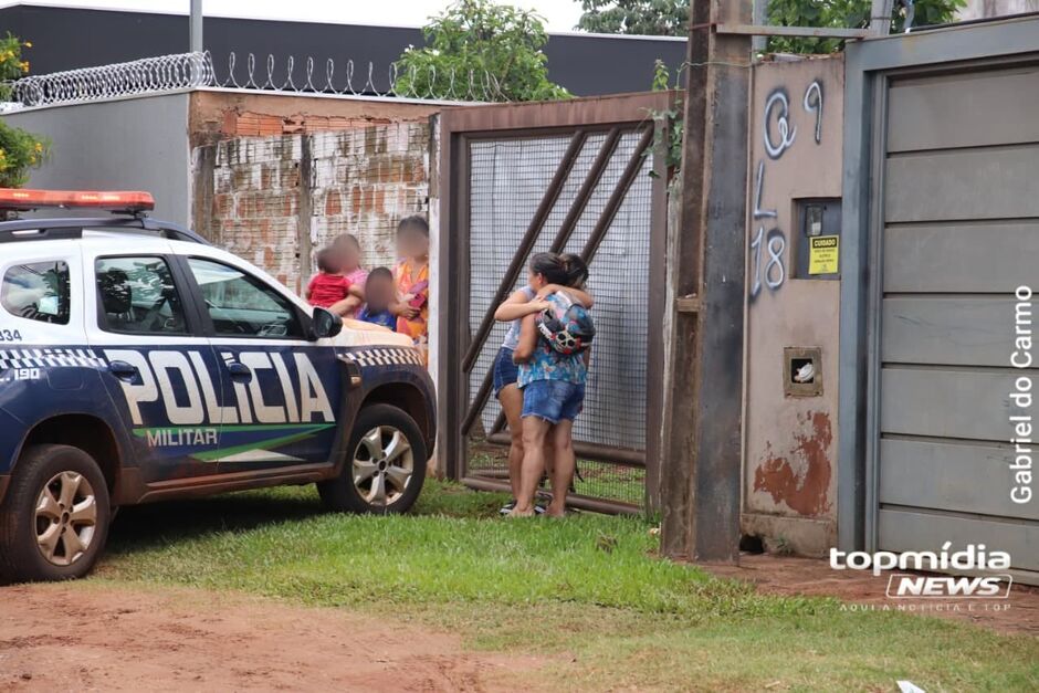 A m&atilde;e precisou ser amparada ap&oacute;s presenciar o crime 
