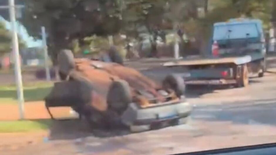 Acidente deixa carro capotado em cruzamento de Dourados