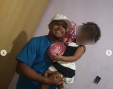 Jovem de 28 anos morre ap&oacute;s ataque a tiros em conveni&ecirc;ncia no Vida Nova; suspeitos s&atilde;o presos