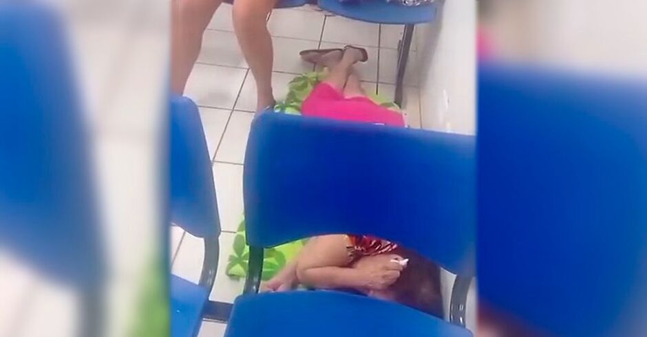 Idosa espera atendimento no ch&atilde;o e pacientes relatam demora de at&eacute; 6 horas na UPA Moreninha