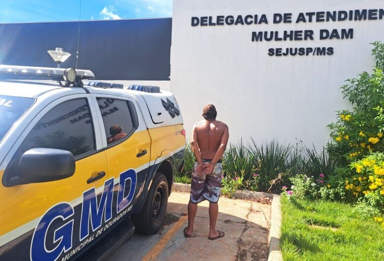 O homem tamb&eacute;m agrediu a companheira com socos e chutes 