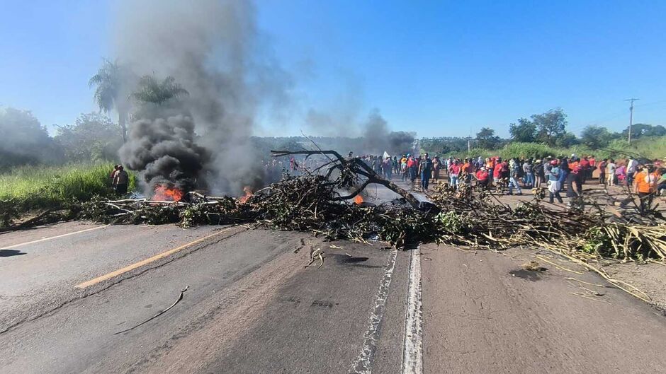 Servi&ccedil;os essenciais passam em meio ao fogo de protesto na BR-163