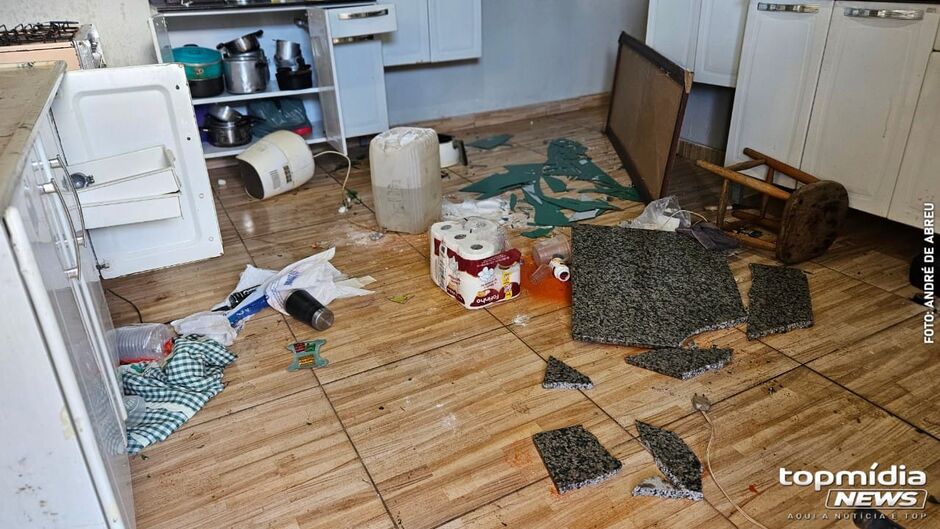 Os m&oacute;veis da casa foram destru&iacute;dos durante a invas&atilde;o 