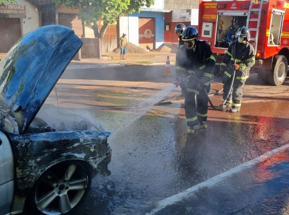 Ve&iacute;culo pega fogo no meio de avenida de Aquidauana