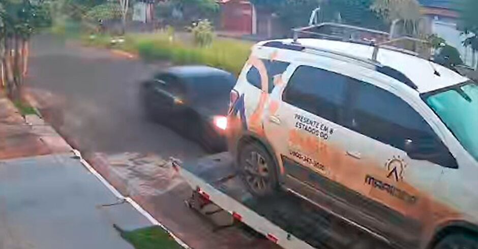 Motorista fugiu do local  sem arcar com os preju&iacute;zos da batida 