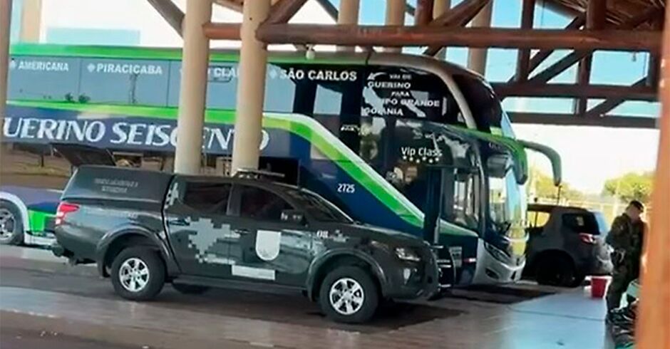 A pessoa que transportava o material ainda n&atilde;o foi identificada 