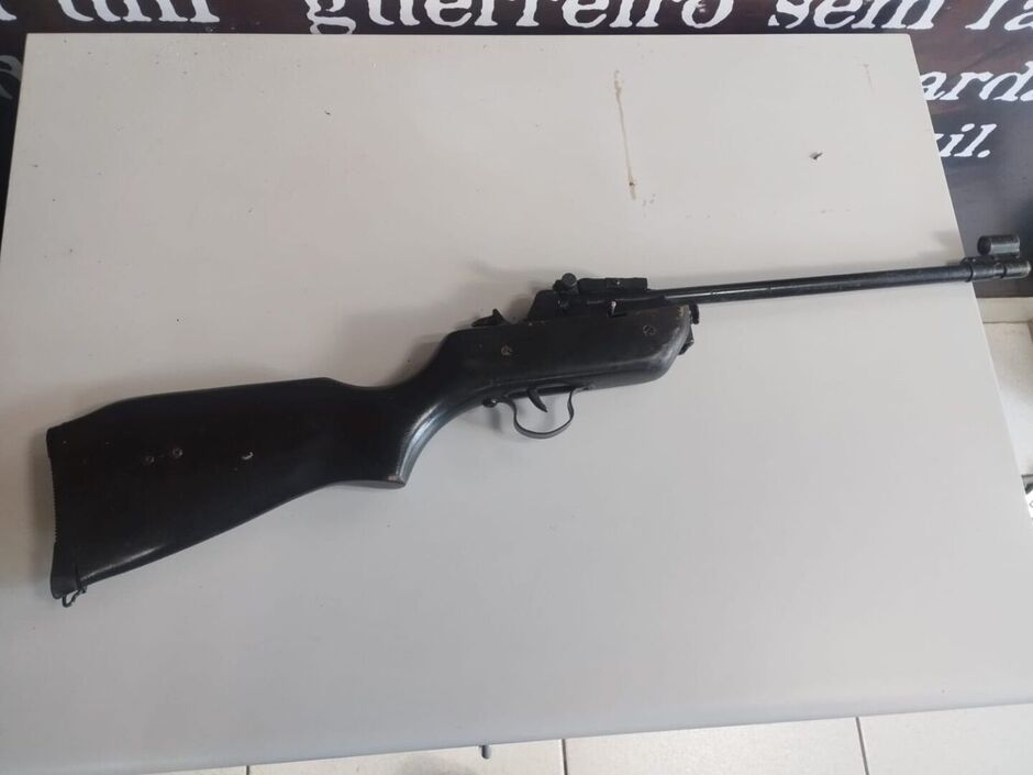 Pol&iacute;cia ainda encontrou armamento em posse do suspeito