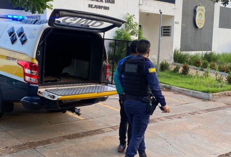 Suspeito foi conduzido algemado pra a delegacia 