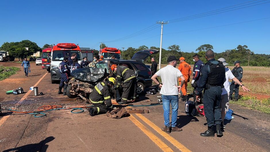 Acidente com v&iacute;tima fatal deixou carro destru&iacute;do na MS-080