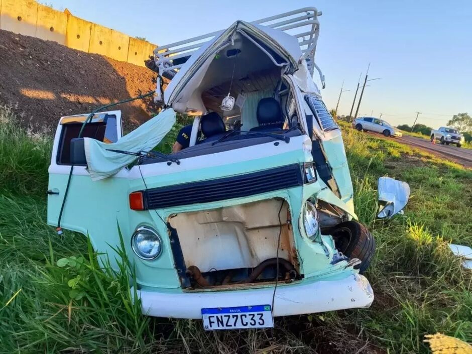 Casal morre em colis&atilde;o entre Kombi e carreta na BR-163