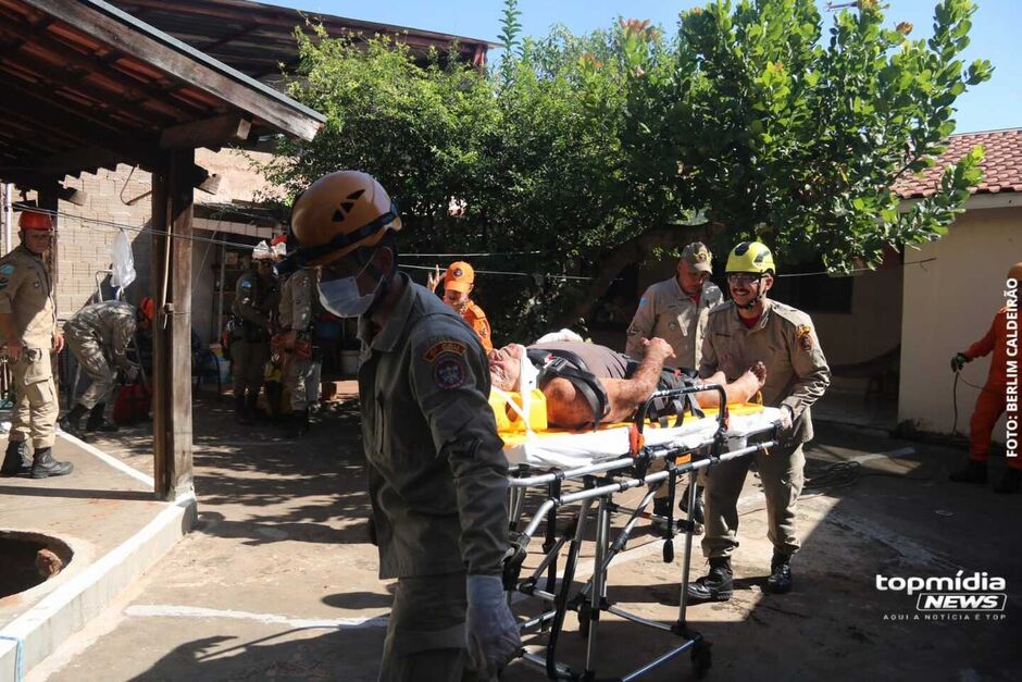 Idoso resgatado de fossa saiu brincando com bombeiros no S&atilde;o Francisco