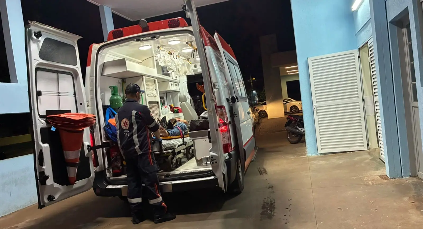 Motociclista colide contra caminhonete parada e fica em estado grave em Nova Andradina