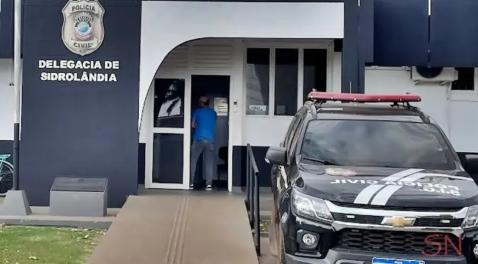 O homem estava sem cal&ccedil;as ou cueca em frente &agrave; adolescente que dormia