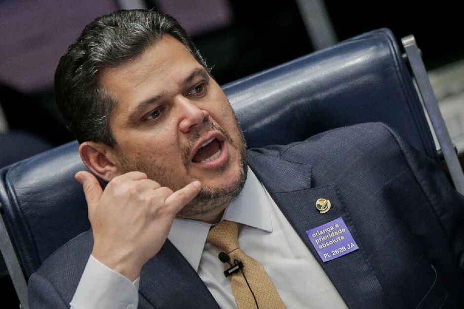 Senador definiu data para derrubada de vetos