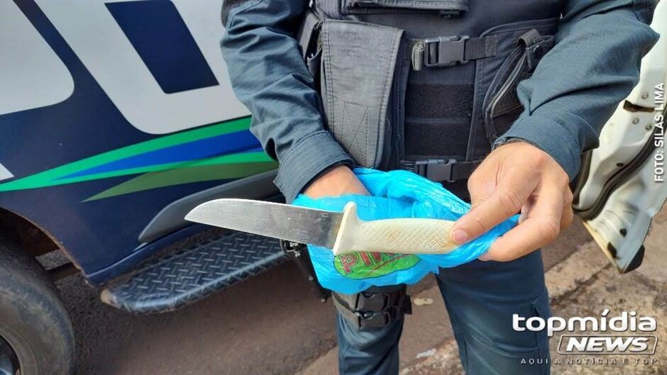 A arma foi encontrada na casa do suspeito enrolada em uma camiseta 
